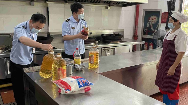 酥性饼干与韧性饼干：水分含量的秘密解析